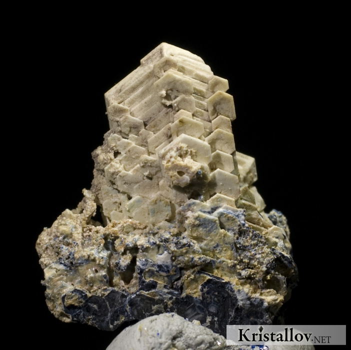 Скелетный кристалл синтетического корунда