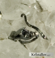 Искаженные кристаллы антимонита