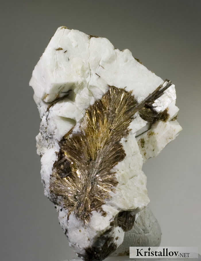 Расщепленный кристалл астрофиллита