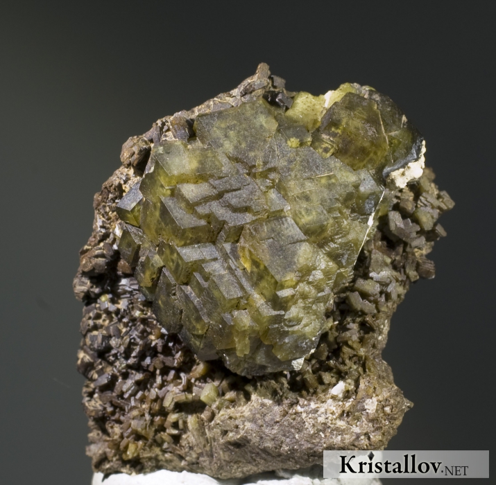 Блочный кристалл гроссуляра